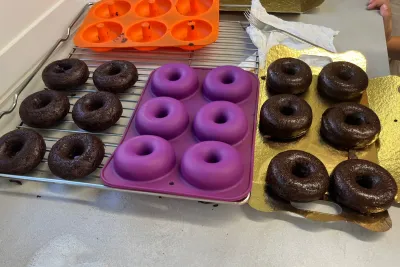 Donuts recién sacados del horno.
