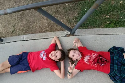 Dos chicas tumbadas en el suelo.