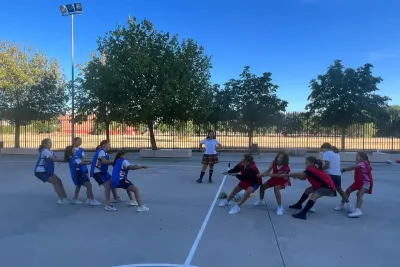 Chicas en tiro de soga