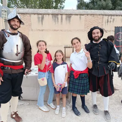 Chicas posando con los guardias medievales.