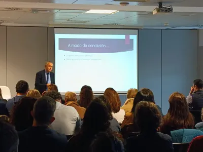 Conferencia de Fernando Giménez con público.