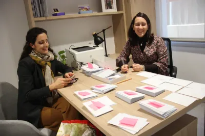 Dos mujeres en una mesa con la loteria preparada