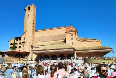 Panorama del Santuario de Torreciudad desde la explanada.