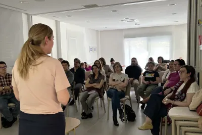 Conferencia de ciberseguridad, ponente y gente de fondo
