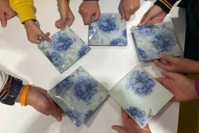 Juego de platos sujeto por varias manos