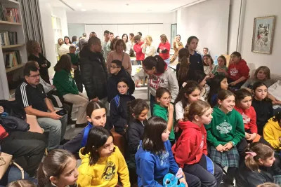 Familias en el juego de las sillas