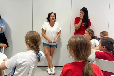 Monitora explicando la actividad