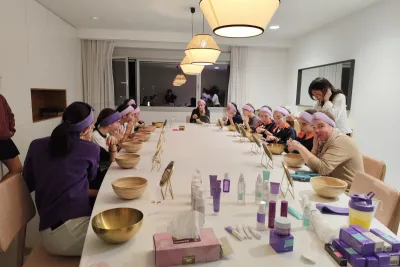 Grupo de chicas en cuidado de la piel.