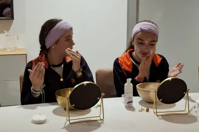 Dos chicas aplicando limpiador facial.