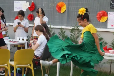 Niña saltando por el aire