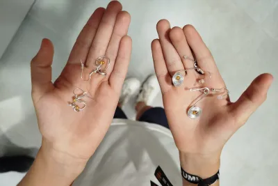 Pendientes sobre dos manos abiertas