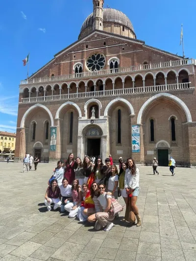 Grupo de chicas delante de un templo