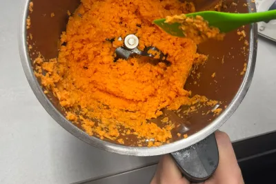 Robot de cocina con boniato picado.