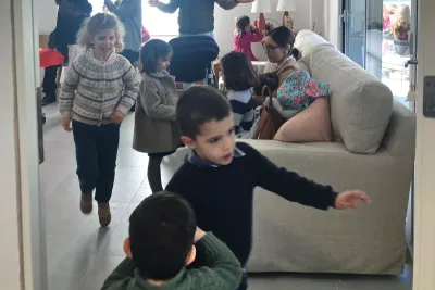 Crios corriendo por las instalaciones