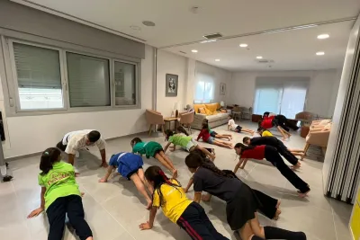 Grupo de chicas haciendo flexiones.