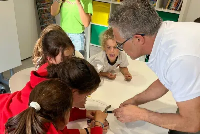 Cuatro chicas arreglando un pendiente complicado.