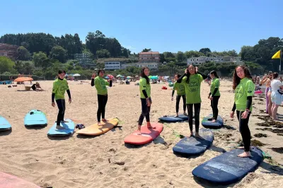 Varias chicas con tablas de surf