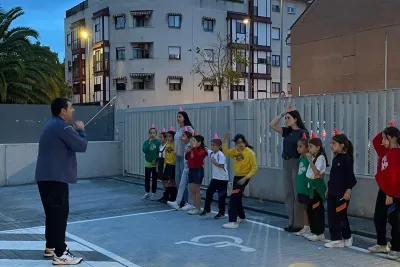 Grupo de chicas ensayando un baile en el patio.