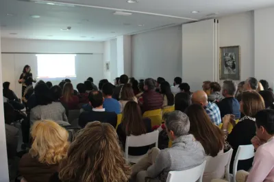 Rosario dando una conferencia