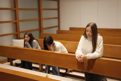 Tres niñas sentadas en el banco
