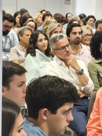 Público atento escuchando una charla coloquio en un salón de actos