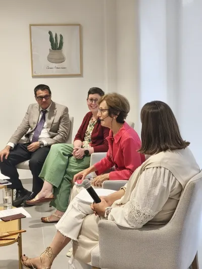 Ponentes en una mesa redonda participando en una charla coloquio
