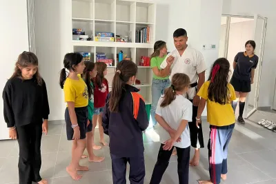 El maestro enseña a mantener el espíritu siempre alerta.