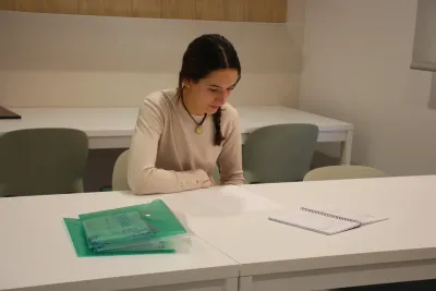 Una chica estudiando