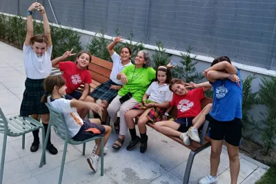 Grupo de chicas en la actividad de escape room