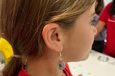 Pendiente terminado, colocado en una oreja.