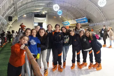 Grupo de chicas en la pista de hielo