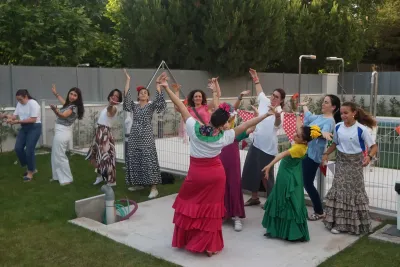 Grupo bailando sevillanas