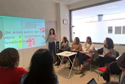Charla con el proyector y gente en círculo