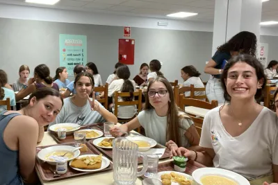 Grupo en el comedor.