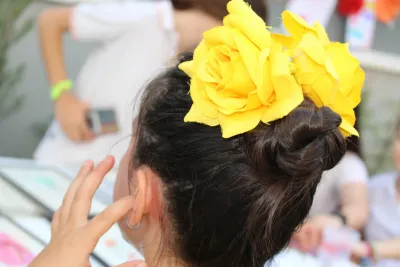 Primer plano de un lazo en el pelo