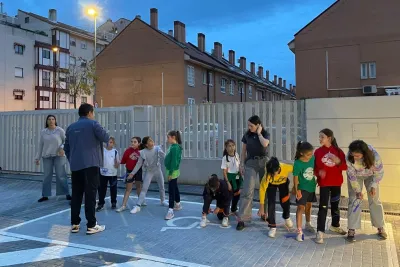 Grupo de chicas ensayando un baile en el patio.