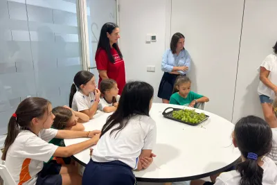 Grupo de chicas en la actividad de escape room