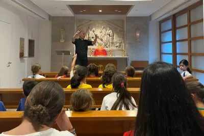 Don Ferrán impartiendo una plática en el oratorio.