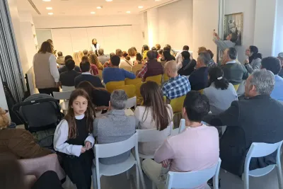 Gente sentada en una conferencia
