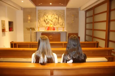 Dos niñas en el oratorio