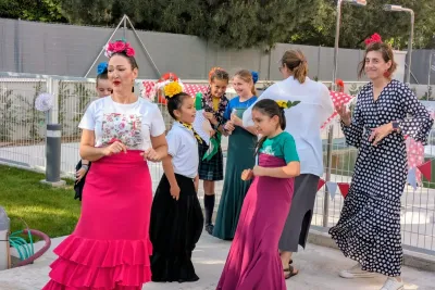 Grupo bailando sevillanas