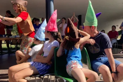 Mucha gente dentro del club