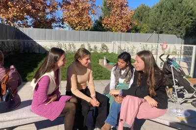 Cuatro chicas en un banco