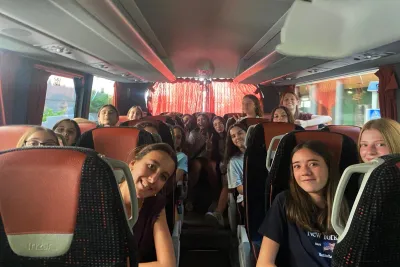 Grupo en el autobús.