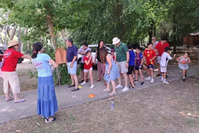 Familias jugando al aire libre