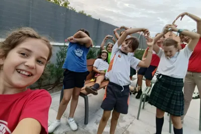 Grupo de chicas en la actividad de escape room