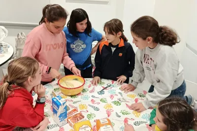 Grupo de chicas cocinando.