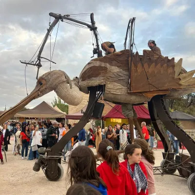 Cigüeña gigante desfilando.