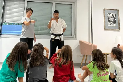 El maestro enseña el porqué de cada gesto.