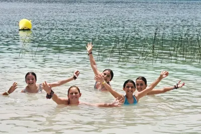 Chicas nadando en un pantano